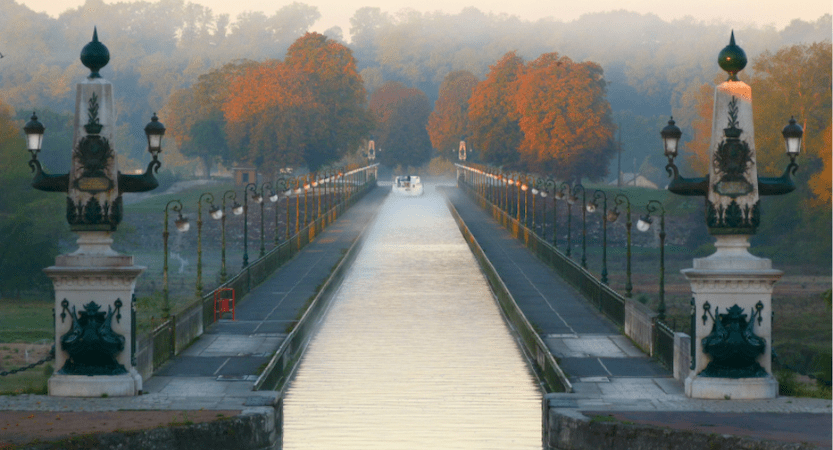 Lire la suite à propos de l’article Visitez le Pont-Canal de Briare, à une heure d’Orléans